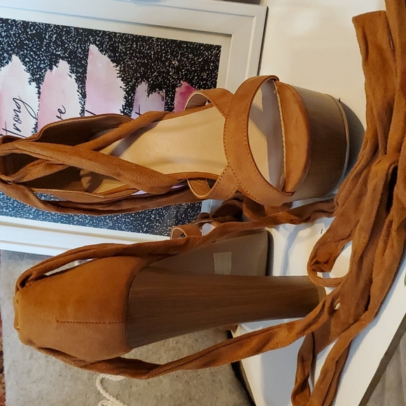 NIB Whiskey Faux Suede Platform Heels - Picture 6 of 11